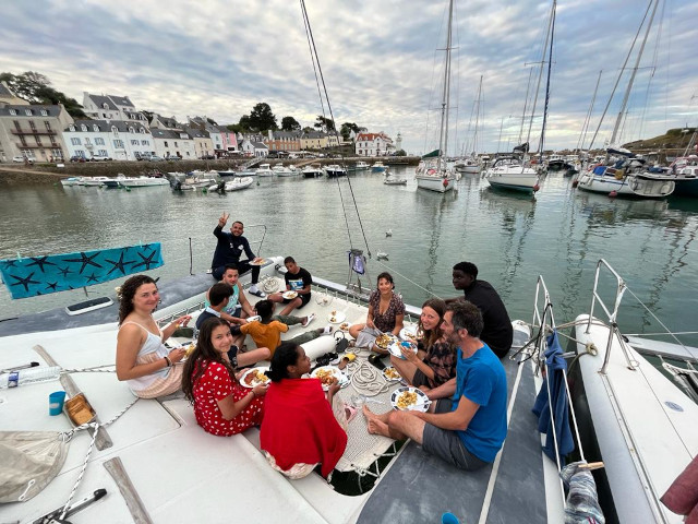 Photo des jeunes sur un bateau lors du séjour en voilier avec l'association Tous en Mer