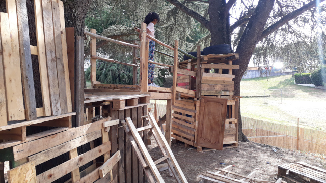 En photo la construction collective d'une cabane sur le TA des Dervallières - Nantes